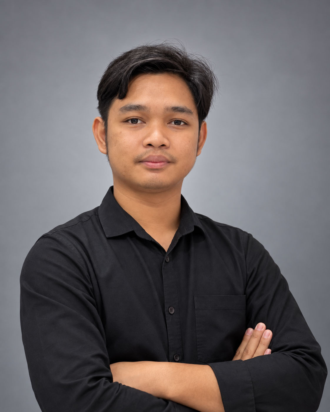 Muhammad Mabrur Al Mutaqi mengenakan kemeja hitam